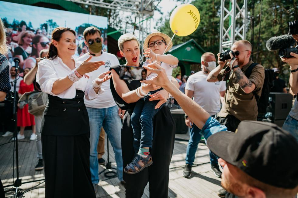 »The presidential candidate Svetlana Tichanowskaja and her colleagues Maria Kalsenikava and Veronica Tsepkalo with their supporters at an approved demonstration« Protesty na bIałorusi
