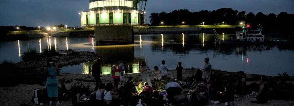 Decentric Сircles of Leisure Unrest; organized by Work Hard! Play Hard! working group, Vistula River, 2024. Decentric circles assembly. Bycie razem jako taktyka oporu_1