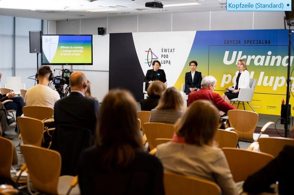 Conference room. Listeners and podium. In the background: Ukranian flag, Swiat pod lupu