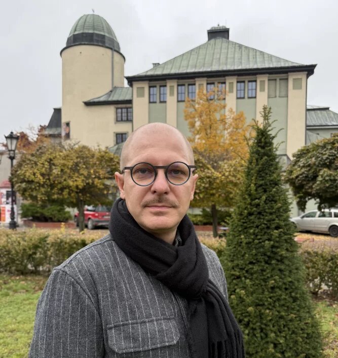 Łukasz Kacperczyk na tle Centrum Kultury w Żyrardowie Kultura wymaga dojazdów_2