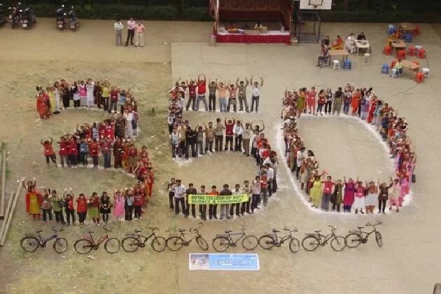 Akcja organizacji 350.org zwracająca uwagę na konieczność obniżenia poziomu CO2 do 350 cząsteczek na milion. Akcja organizacji 350.org zwracająca uwagę na konieczność obniżenia poziomu CO2 do 350 cząsteczek na milion.