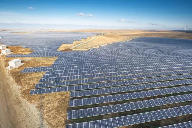 Jedna z największych farm fotowoltaicznych w Europie: Perovo Solar Park na Krymie ma 105 MW mocy szczytowej. Jedna z największych farm fotowoltaicznych w Europie: Perovo Solar Park na Krymie ma 105 MW mocy szczytowej.