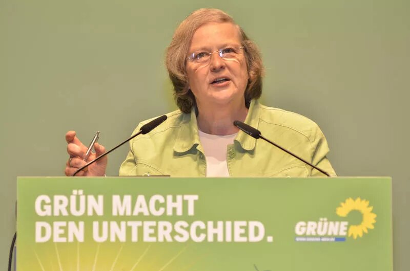 Bärbel Höhn delivering a speech. Inscription in German: "Green makes a difference" Bärbel Höhn delivering a speech. Inscription in German: "Green makes a difference"bi różnicę"