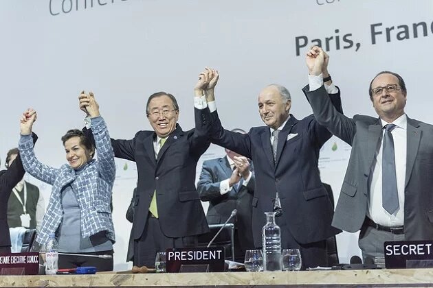 COP 21 - uroczystość zakończenia. Od lewej: Christiana Figueres, Ban Ki-Moon, Laurent Fabius, Francois Hollande