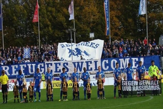 Inicjatywa Fanów z Oldenburga. Stadion z napisami "Uchodźcy mile widziani" Inicjatywa Fanów z Oldenburga. Stadion z napisami "Uchodźcy mile widziani"