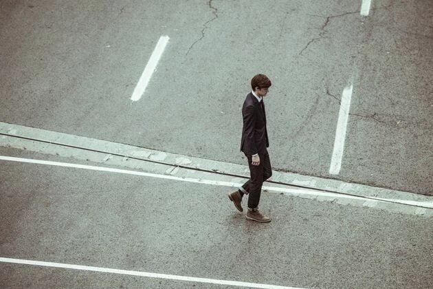 Mężczyzna przechodzący na przekór wytyczonym ścieżkom