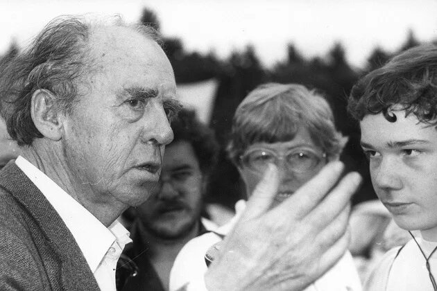 Heinrich Böll w wystąpieniu publicznym