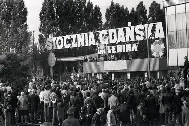 Mieszkańcy Gdańska zgromadzeni przed historyczną Bramą nr 2 Stoczni Gdańskiej im. Lenina