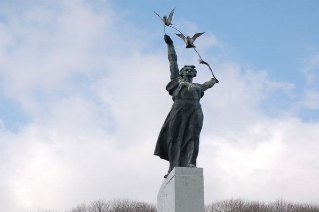 Sculpture Mir (Peace), Dnipro Metro Station, Kiev Sculpture Mir (Peace), Dnipro Metro Station, Kiev