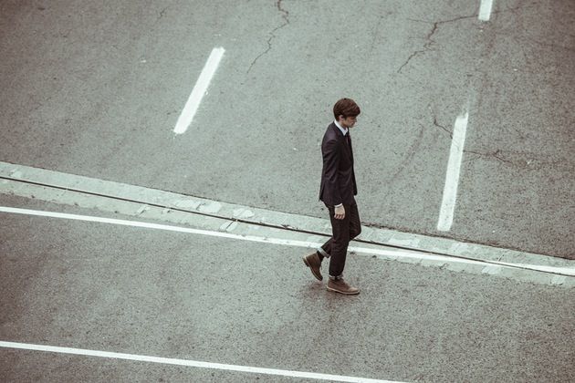 Mężczyzna przechodzący na przekór wytyczonym ścieżkom