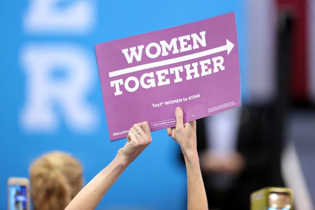 Napis "Women together" nawiązujący do głównego hasła Hillary Clinton "Stronger together" Napis "Women together" nawiązujący do głównego hasła Hillary Clinton "Stronger together"