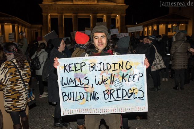 Zdjęcie z demonstracji: "Buduj sobie mury, my będziemy budowac mosty"