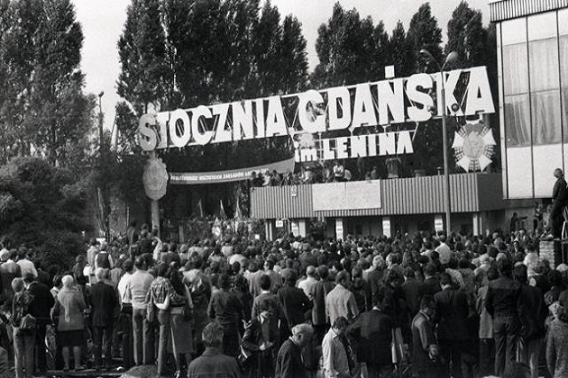 Mieszkańcy Gdańska zgromadzeni przed historyczną Bramą nr 2 Stoczni Gdańskiej im. Lenina Mieszkańcy Gdańska zgromadzeni przed historyczną Bramą nr 2 Stoczni Gdańskiej im. Lenina